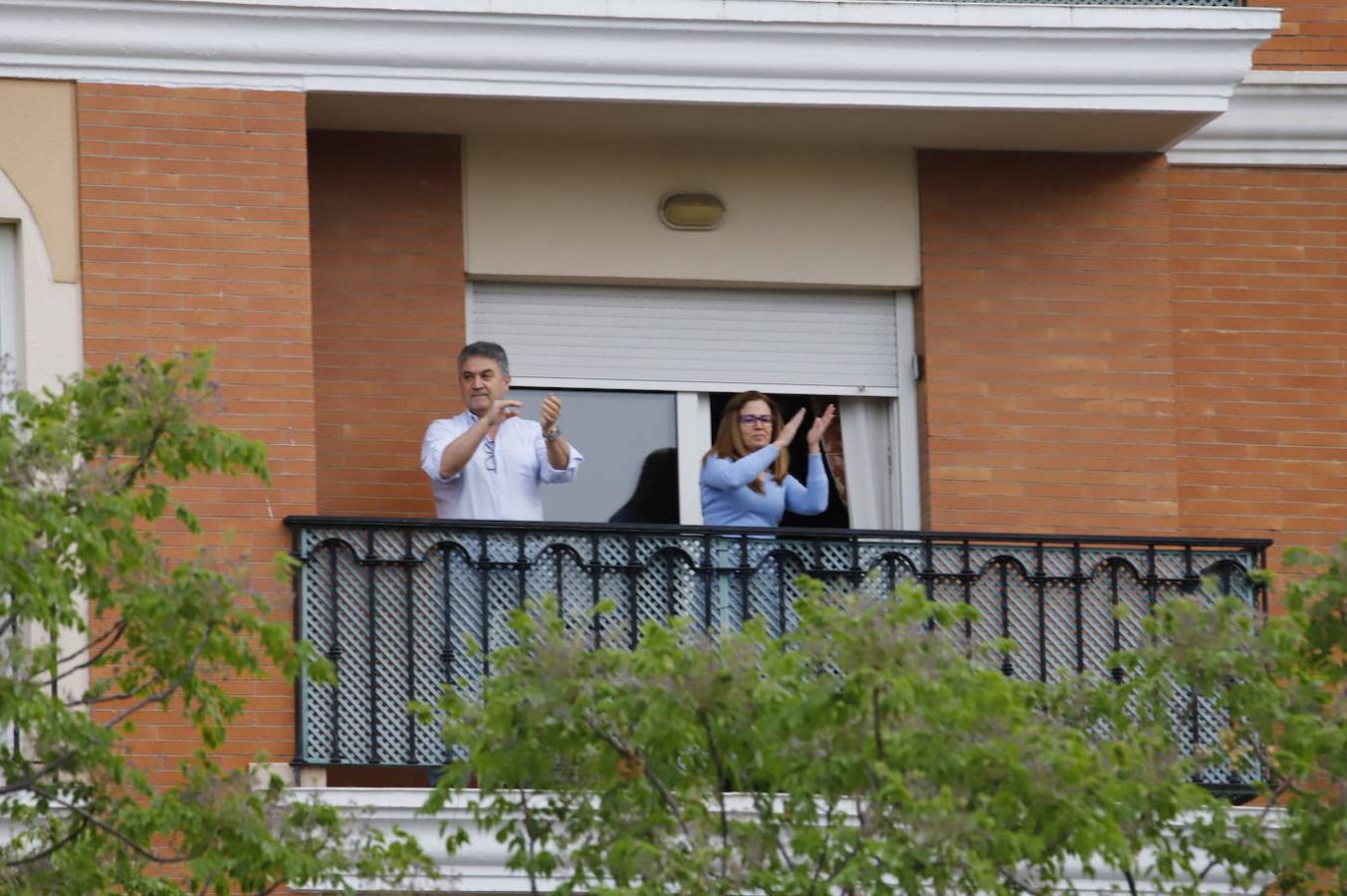 El aplauso de los balcones de Córdoba a los sanitarios, en imágenes (I)