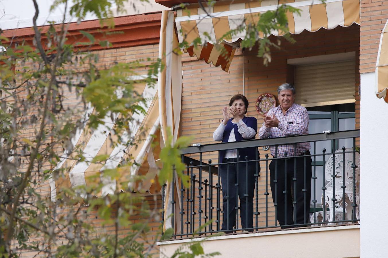 El aplauso de los balcones de Córdoba a los sanitarios, en imágenes (I)