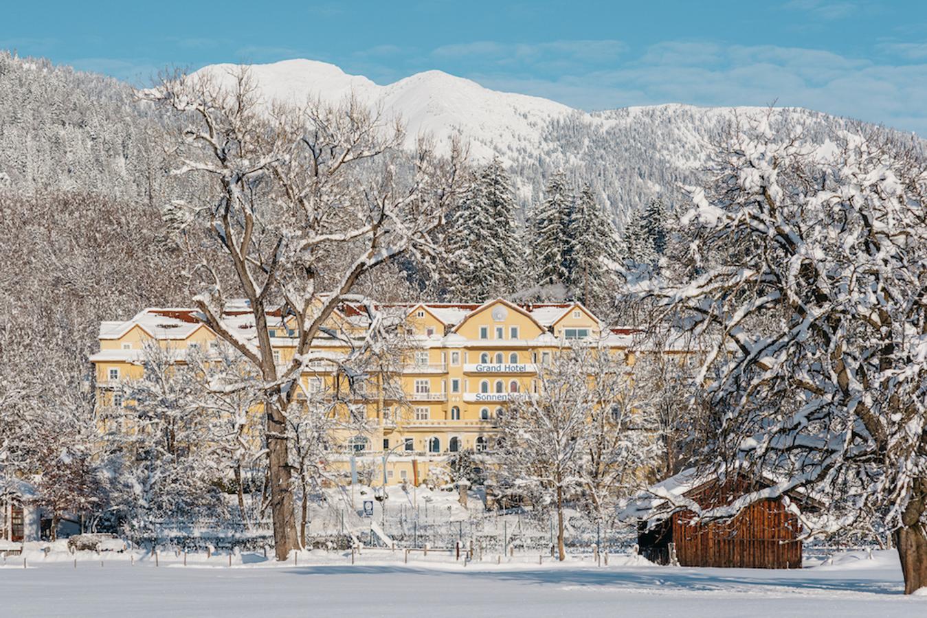 Vista panorámica del Grand Hotel Sonnenbichl. El imponente Grand Hotel Sonnenbichl cuenta con más de 100 años de historia. Construido a principios del siglo XIX, pasó de ser una casa familiar a una posada hasta que en 1890 se transformó en el hotel como se conoce hoy en día. Aunque su estructura conserva la arquitectura de la época, ha sido restaurado en varias ocasiones.