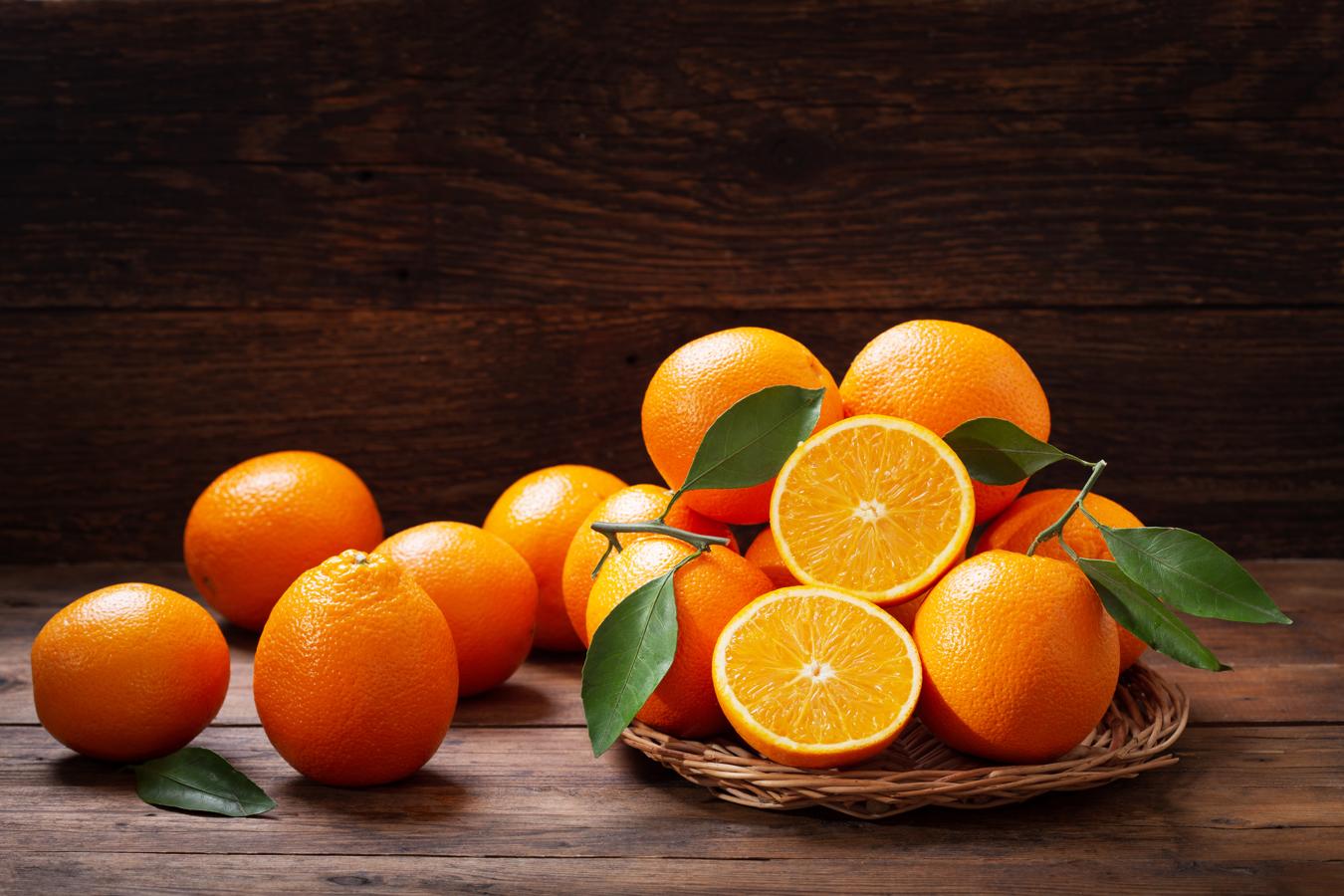 Naranja. Las mejores estaciones para consumir las <a href="https://www.abc.es/bienestar/alimentacion/abci-zumo-naranja-no-mas-saludable-fruta-entera-202002290241_noticia.html" target="_blank">naranjas </a>son otoño e invierno, aunque también pueden encontrarse durante la primavera. Se aprecia en la textura y sobre todo en la frescura y sabor cuándo una naranja está fuera de temporada, o peor, ha sido congelada. La naranja es uno de los productos que España más exporta y a la vez más importa.