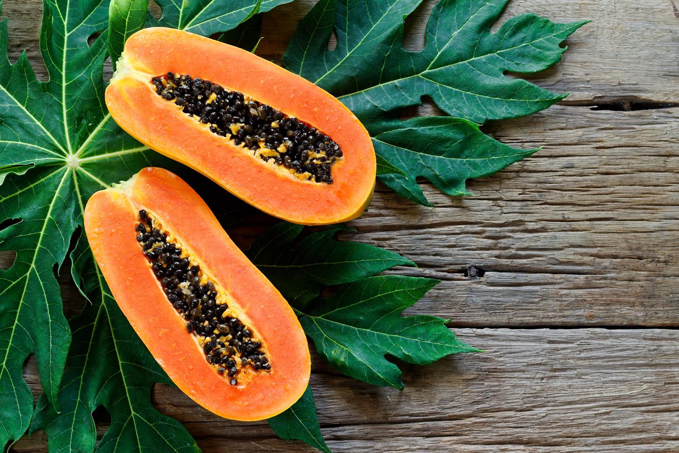 Papaya. La papaya es una fruta tropical de gran tamaño originaria de México y cultivada en varias regiones del mundo, como por ejemplo España, más concretamente en las Islas Canarias.Al ser una fruta de tipo carnoso tiene abundante agua, alrededor del 90 por ciento, tal y como informan los expertos de la BEDCA. Gracias a este elevado porcentaje en agua es un excelente diurético.