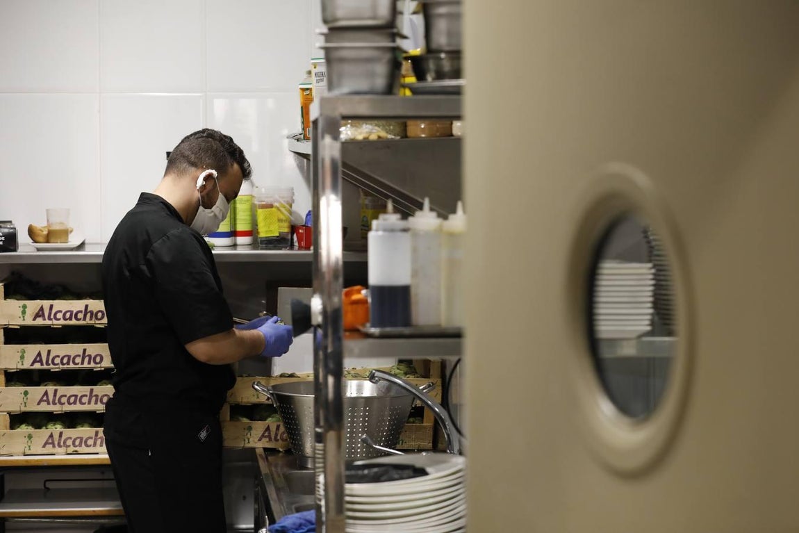 El reparto de comida de Cáritas, en imágenes