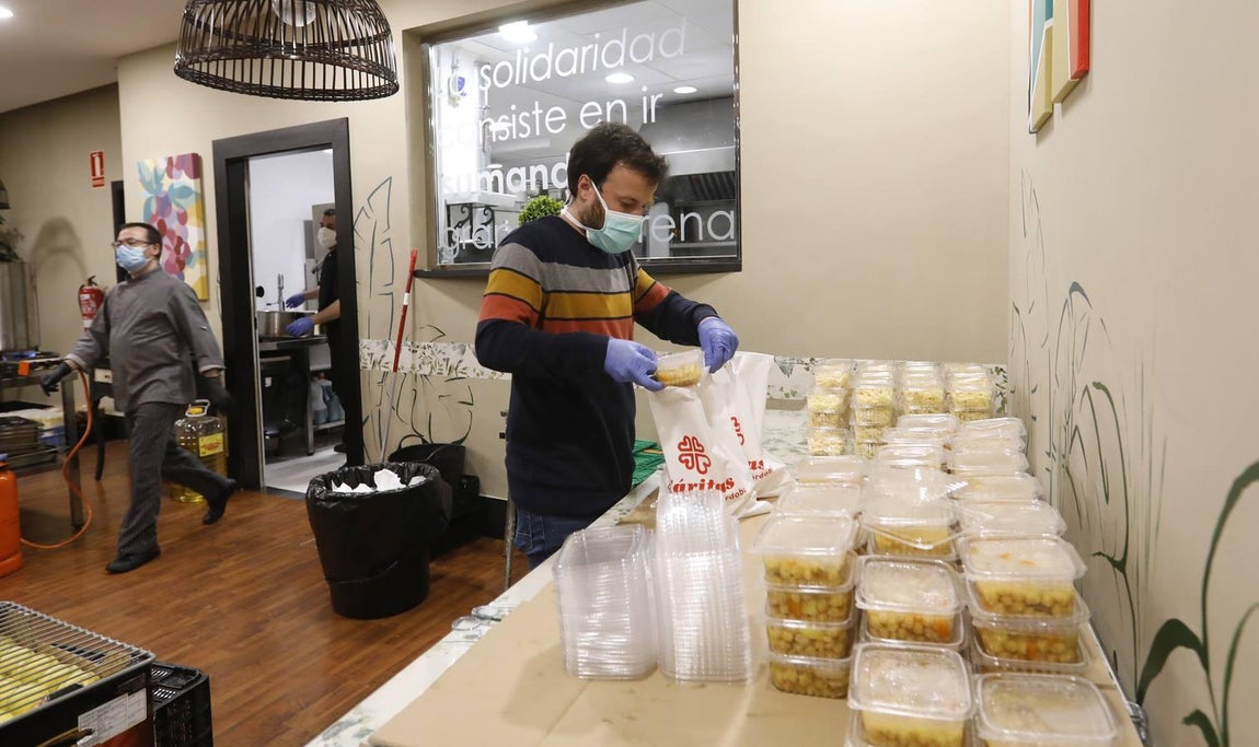 El reparto de comida de Cáritas, en imágenes