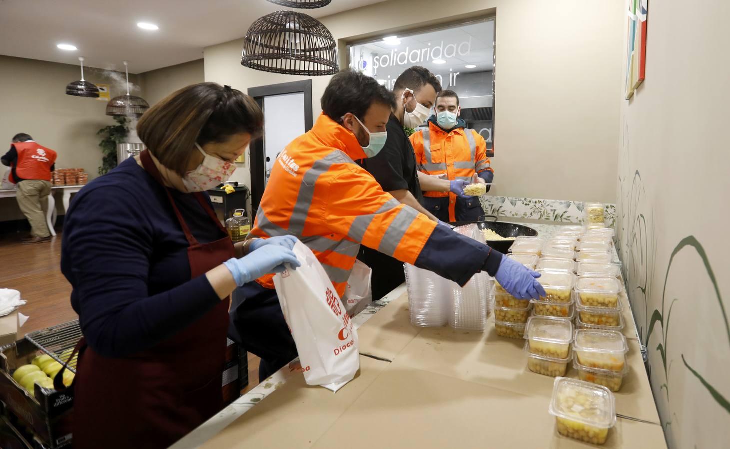 El reparto de comida de Cáritas, en imágenes