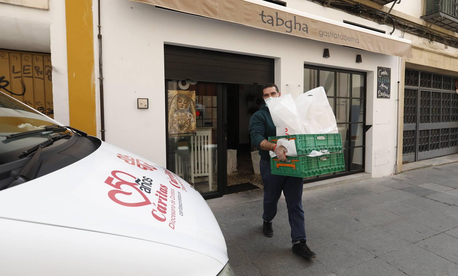 El reparto de comida de Cáritas, en imágenes