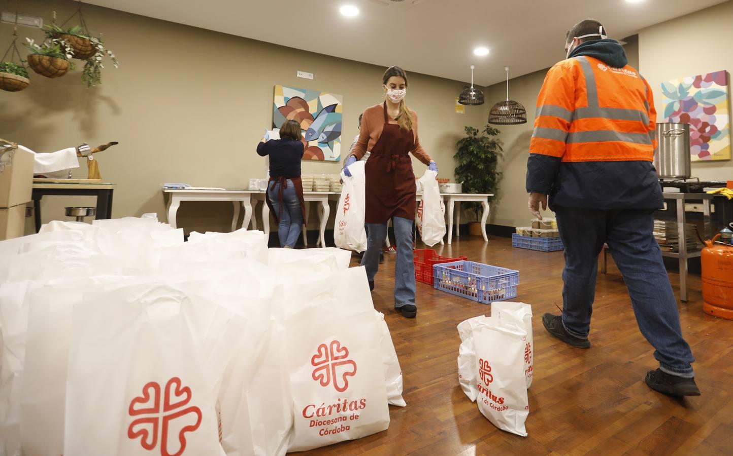 El reparto de comida de Cáritas, en imágenes