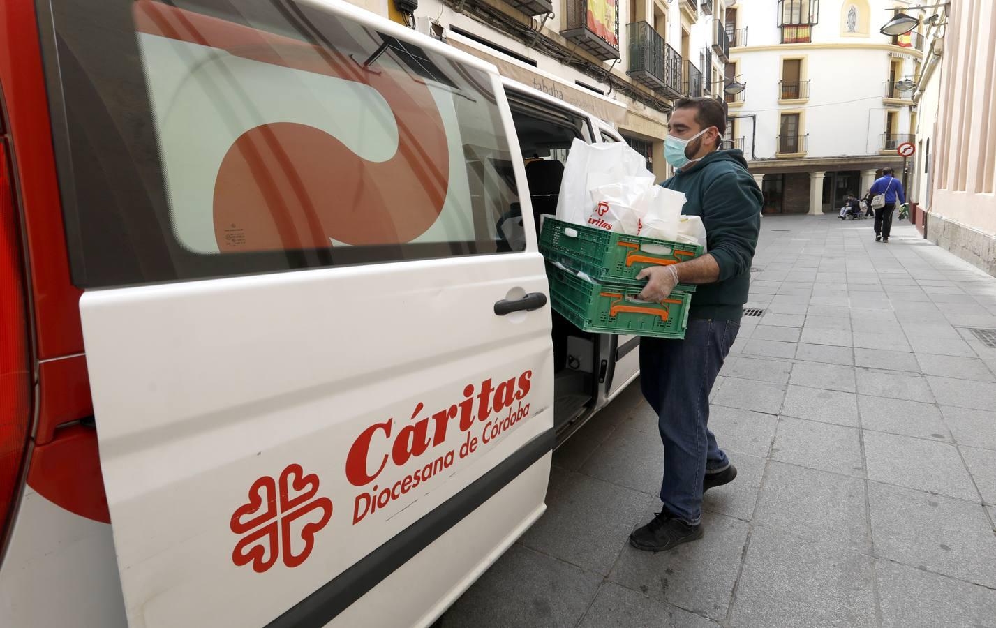 El reparto de comida de Cáritas, en imágenes