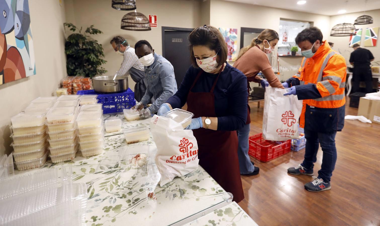 El reparto de comida de Cáritas, en imágenes