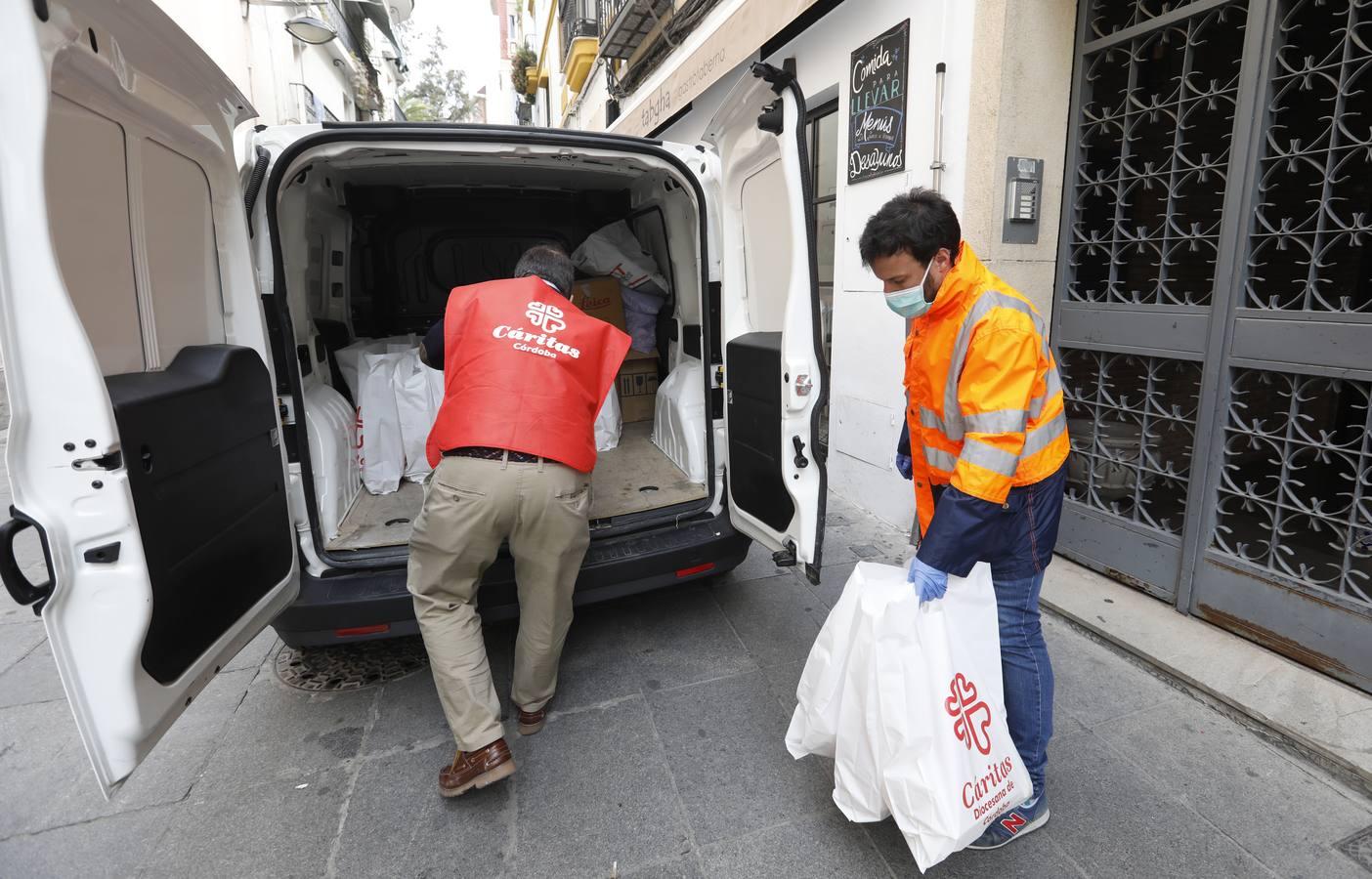 El reparto de comida de Cáritas, en imágenes