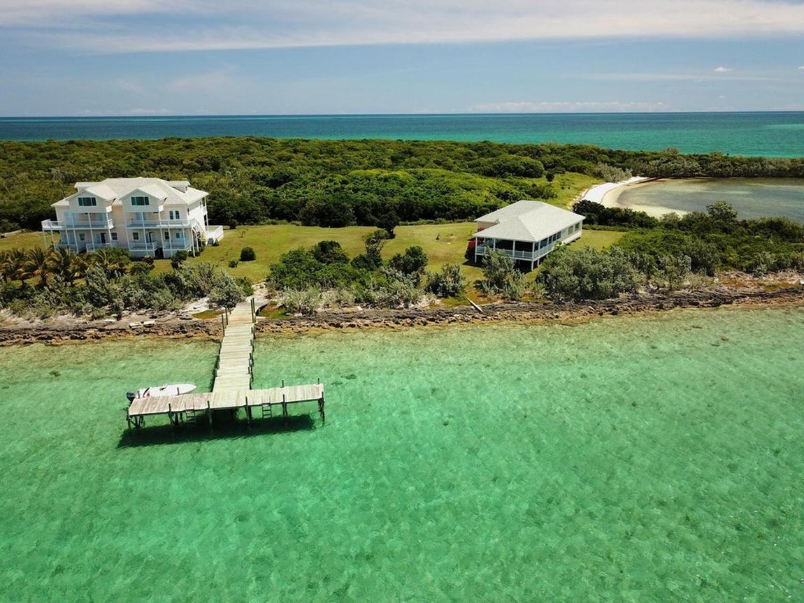 Big Fish Cay, Abaco. En las Bahamas está también esta increíble isla de más de 200.000 metros cuadrados. Los Abacos son famosos por sus aguas en las que navegar, bucear o pescar es una auténtica delicia. El precio de esta isla, que cuenta con permiso gubernamental para construir hoteles, tiendas y villas, es de 3,5 millones de euros.