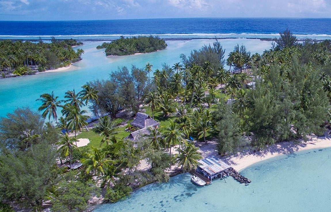 Private Island French Polynesia. Esta isla de la Polinesia Francesa cuenta con 80.937 metros cuadrados y una casa de lujo con cinco habitaciones, cinco baños completos y un aseo rodeada de palmeras y cálidas aguas azul turquesa. Su precio es de 5,88 millones de euros