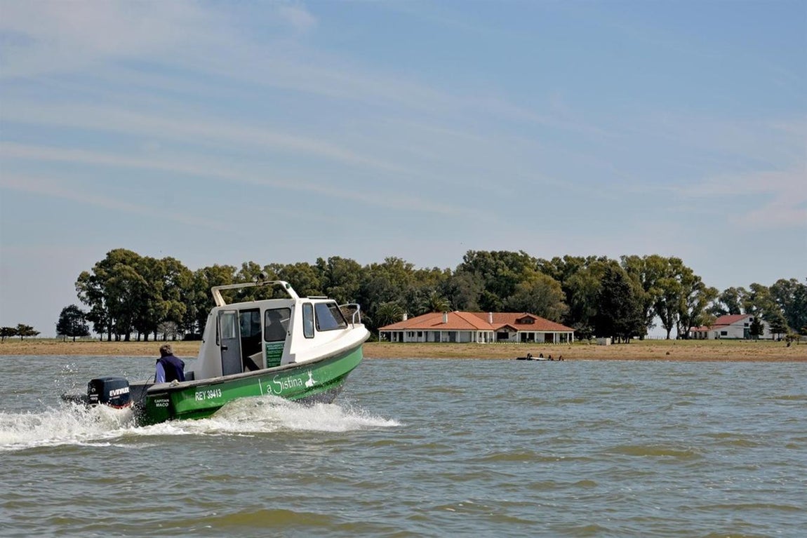 La Sistina Island, Argentina. Conocida como la Grande, esta isla está situada en la laguna del Monte, Argentina. Se puede acceder por aire -tiene una pista de aterrizaje- o por mar. En ella encontrarás una casa de estilo colonial de 1458 metros cuadrados. Para conocer el precio es necesario consultar a la agencia Christie`s International Real Estate.