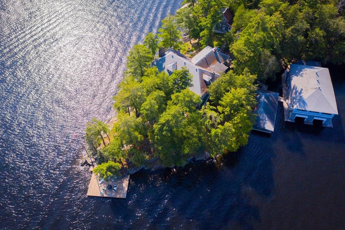 Marco Island, Ontario (Canadá). Esta isla privada de Beaumauris cuenta con una espléndida casa con interiores de madera de tilo y una terraza acristalada con vistas de primera. Dispone de tres habitaciones y tres cuartos de baño. Destaca su muelle y su zona de juegos. Su precio es de 3,48 millones de euros.