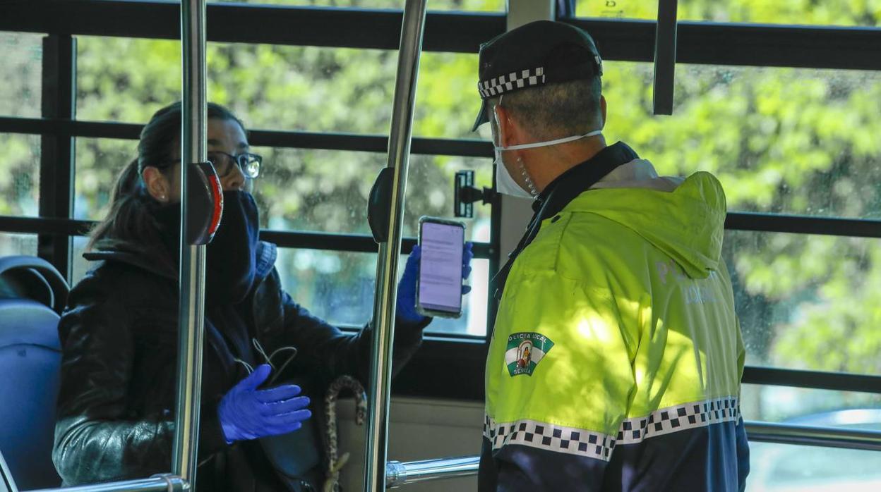 Coronavirus en Sevilla: la Policía controla también a las personas que se desplazan en transporte público