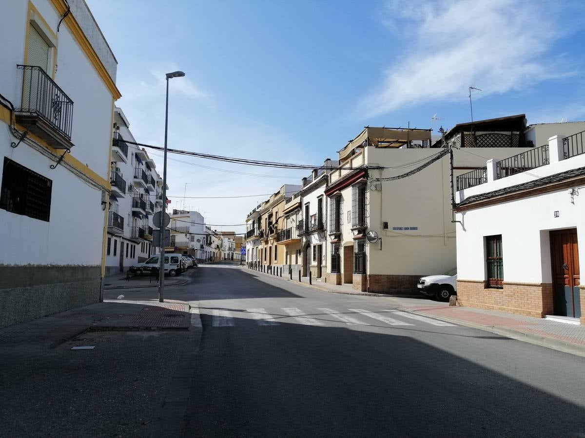 Coronavirus en Sevilla: Lora del Río, calles desiertas durante el estado de alarma