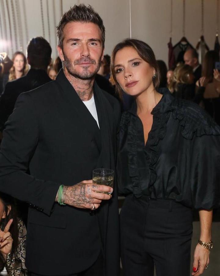 Los Beckham se dan un capricho en tiempos del coronavirus. La crisis del coronavirus parece no estar afectando a muchas celebrities que no dejan que la cuarentena acabe con sus planes de adquirir nuevas propiedades, como el caso de los Beckham, que acaban de adquirir uno de los apartamentos más lujosos de Miami con un valor de 24 millones de dólares. Aunque su residencia está en Londres, recientemente el futbolista se ha convertido en el accionista mayoritario del Inter Miami, por lo que ahora pasarán periodos de tiempo más amplios en la ciudad americana. La edificación es una de las más exclusivas de la ciudad, una de las últimas obras de la prestigiosa arquitecta Zaha Hadid, fallecida en 2014. El inmueble cuenta con todo tipo de lujos que lo convierten en toda una joya arquitectónica y que te contamos a continuación.