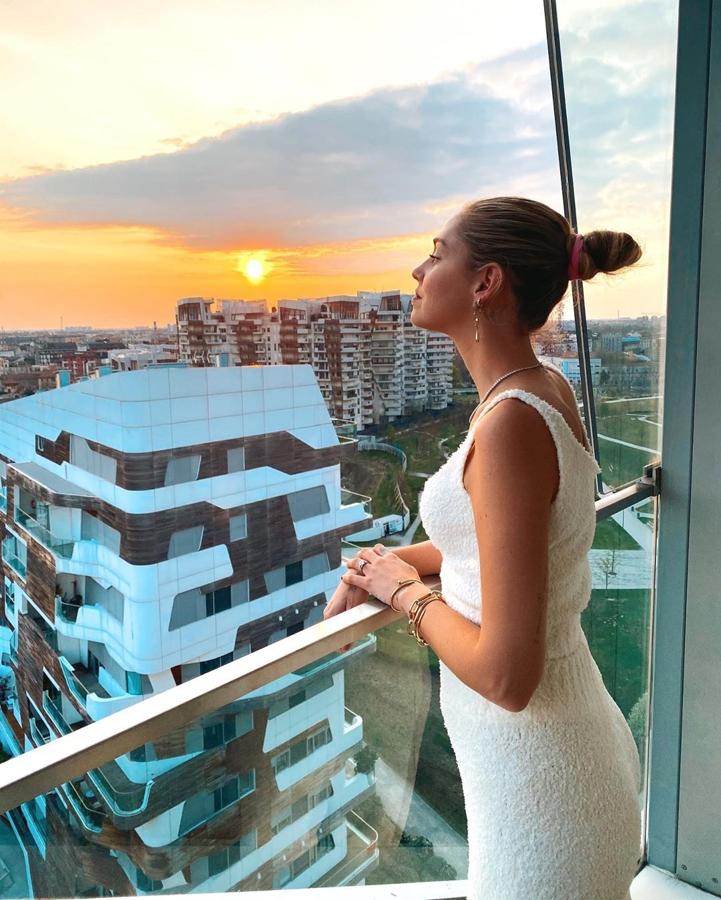 Chiara Ferragni - Las mansiones de las celebrities en la cuarentena. La italiana adquirió en 2018 un dúplex en uno de los barrios más modernos y lujosos de Milán, el City Life, y a través de su cuenta de Instagram no duda en mostrar desde su amplio vestidor a los grandes ventanales con vistas panorámicas de la ciudad, la gran terraza con jacuzzi o los salones cuya decoración alterna los toques clásicos con otros más pintorescos.