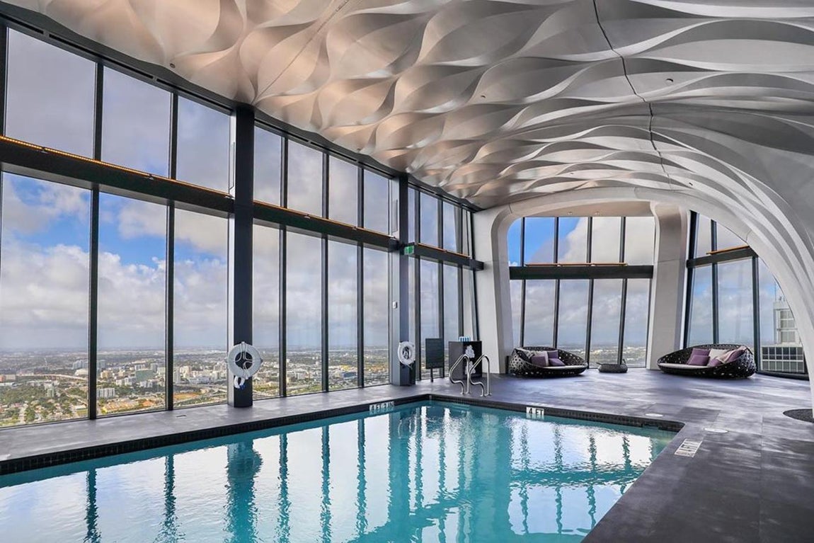 Piscinas con vistas - La mansión de los Beckham en Miami. No podía faltar tampoco una piscina interior climatizada con vistas así como bañeras de hidromasaje en los baños.