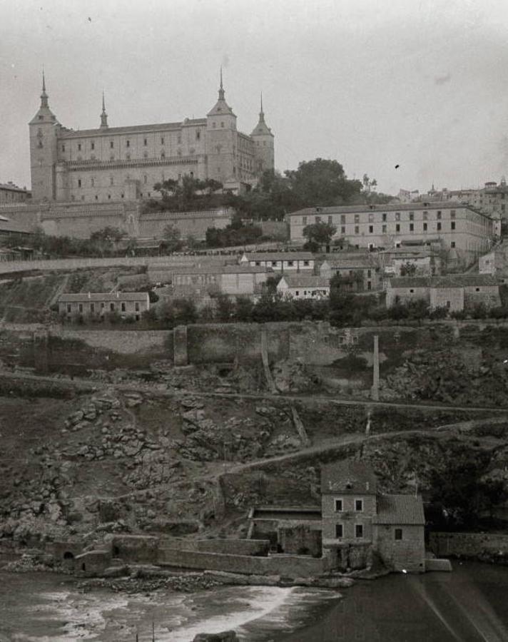 Presa del Artificio y la Casa Elevadora, hacia 1917, con los dos conductos ascendentes hacia la muralla del Carmen. A la izquierda, el de 1870 y, a la derecha el de 1915. 