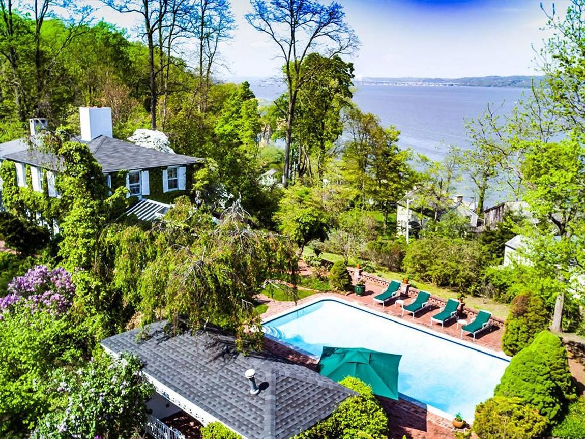 Scarlett Johansson - Las mansiones de las celebrities en la cuarentena. Situada en el Estado de Nueva York y con un valor de 4 millones de dólares, esta casa se encuentra situada en un amplio terreno perfecto para desconectar en la mayor tranquilidad. Posee una arquitectura de estilo clásico en la que no falta un invernadero, piscina interior y amplios salones.