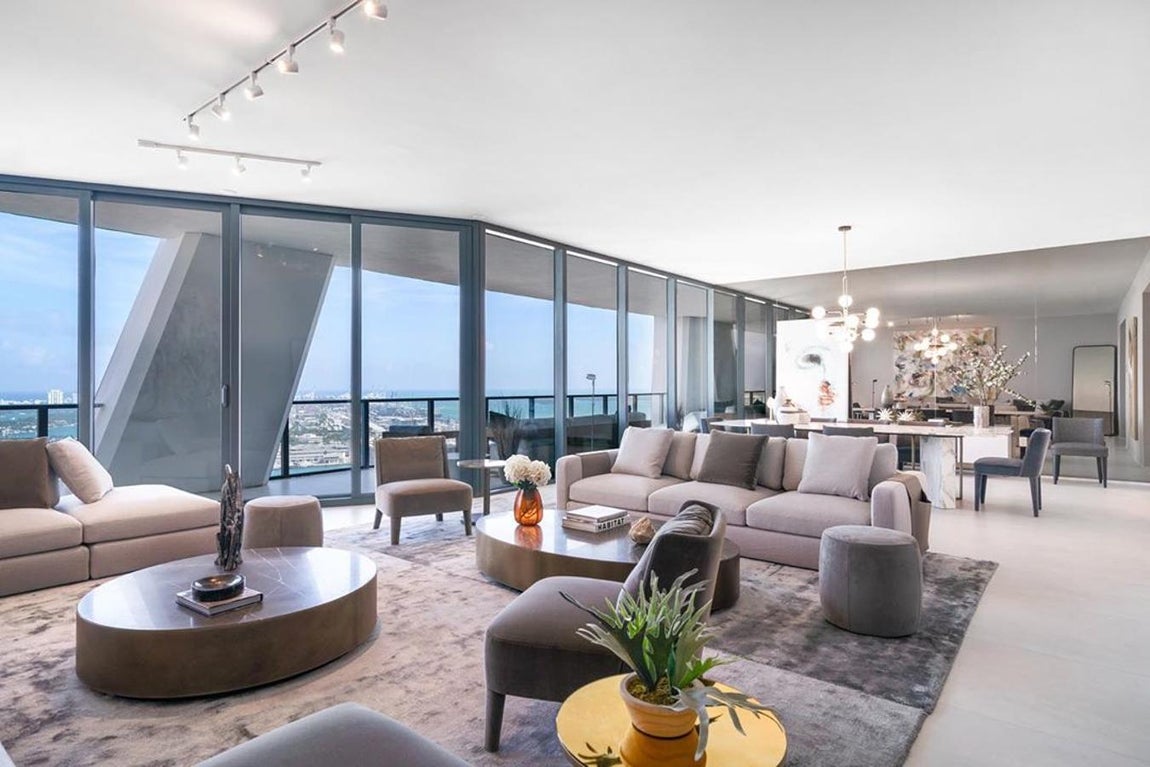 Salones de vanguardia - La mansión de los Beckham en Miami. Incluye también cinco dormitorios y cuatro plazas de garaje además de otros lujos como un sistema de automatización que permite que puedan controlar a través del teléfono todos los electrodomésticos de la casa.