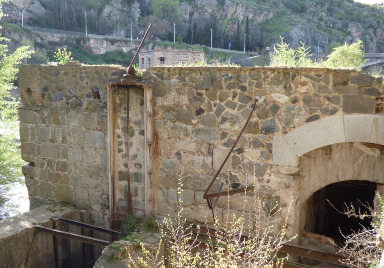 Compuerta del canal de carga (1869) y, a la derecha, arco del canal de la turbina (1893) sobre los sillares que sustentaban el Artificio de Juanelo. FOTO RAFAEL DEL CERRO. 