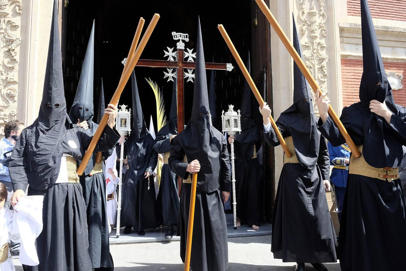 La cruz de guía del Amor es una de las más significativas de la Semana Santa de Sevilla, la primera en entrar en Carrera Oficial. 