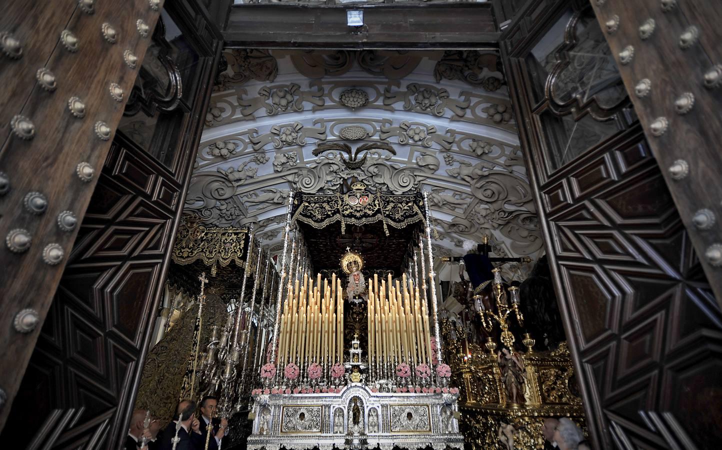 Salida de la Virgen del Subterráneo con los pasos de la Exaltación en los Terceros. 