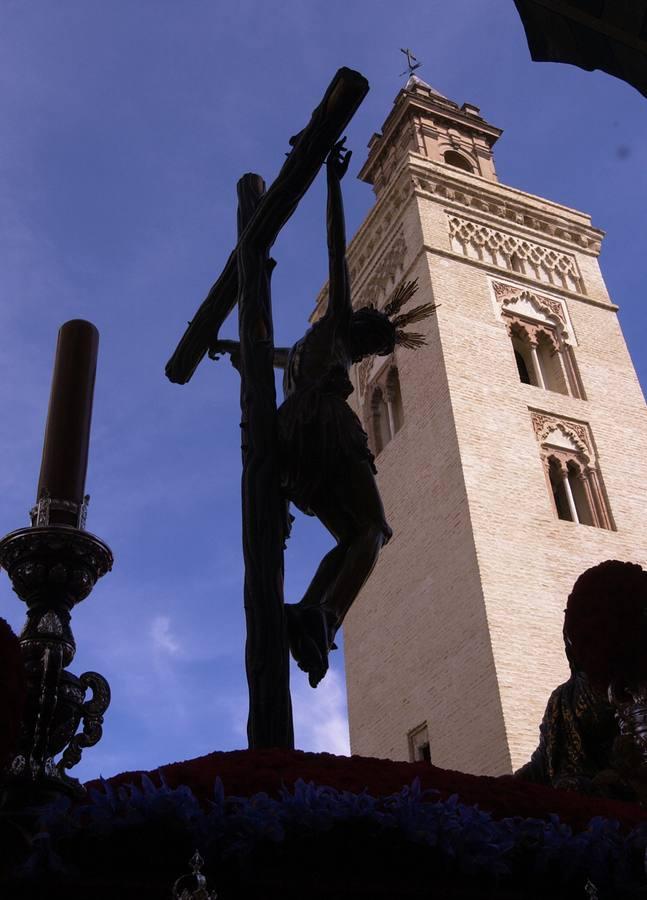 El crucificado de la Hiniesta, de día, ante la torre de San Marcos. 