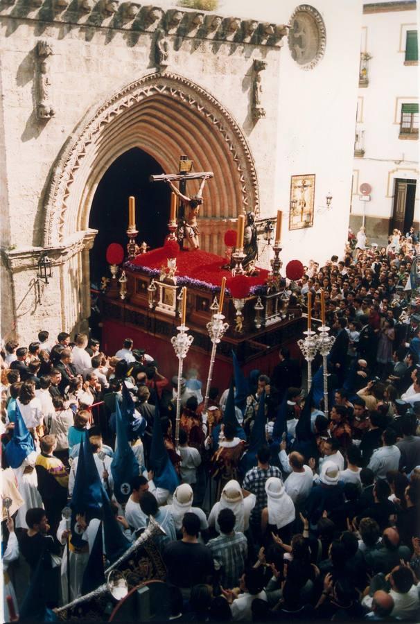 Estampa de la salida del Cristo de la Buena Muerte en los años noventa. 