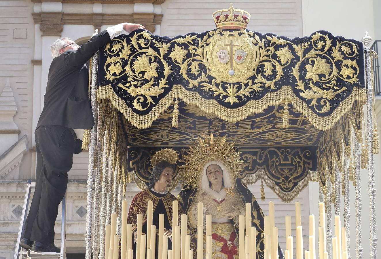 Le colocan el remate al palio de Jesús Despojado. 