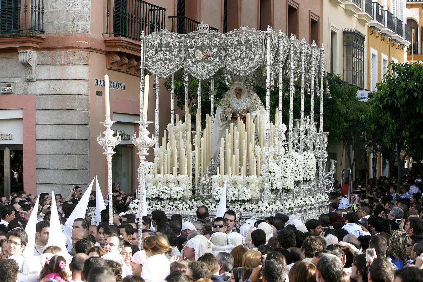 La Virgen de la Paz por la Plaza Nueva hace más de una década. 