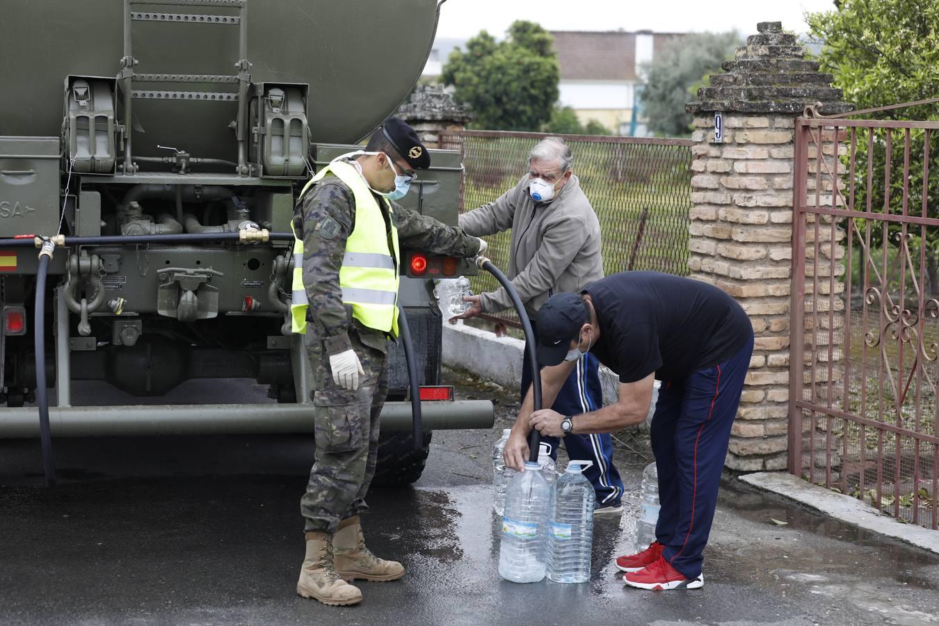 El reparto de agua potable en Córdoba, en imágenes