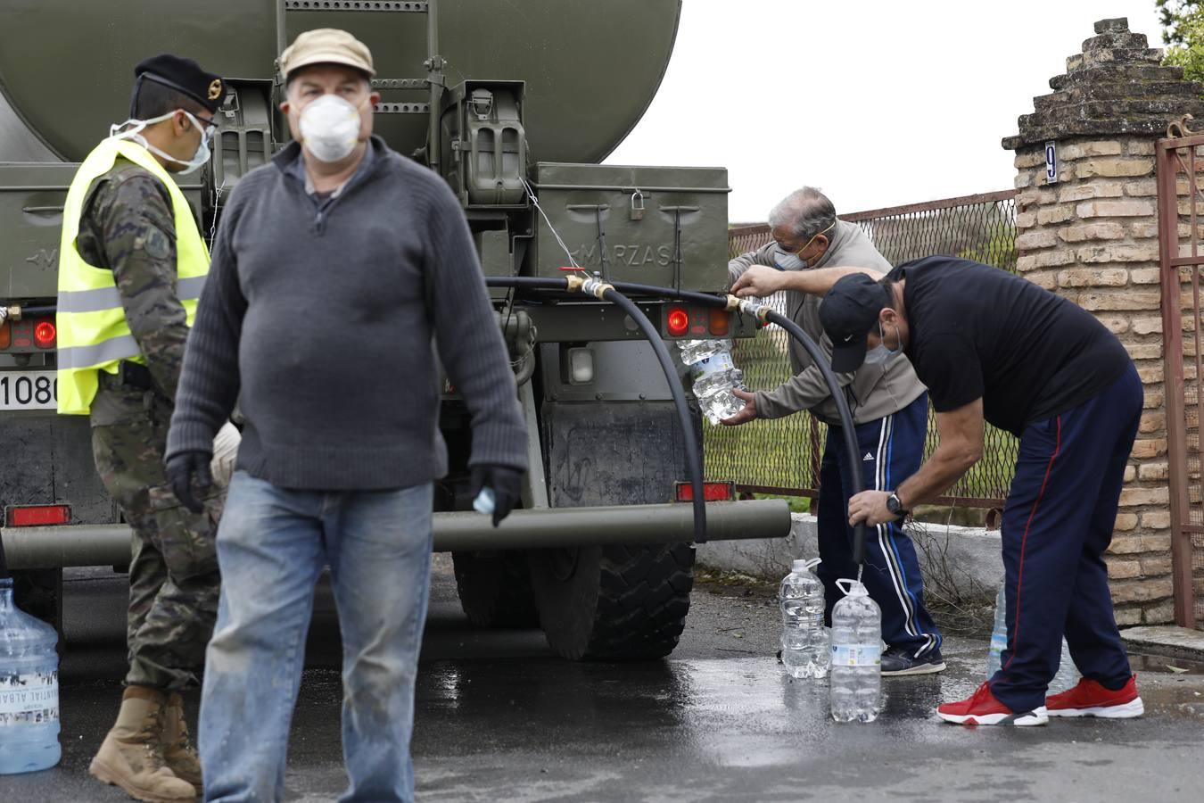 El reparto de agua potable en Córdoba, en imágenes