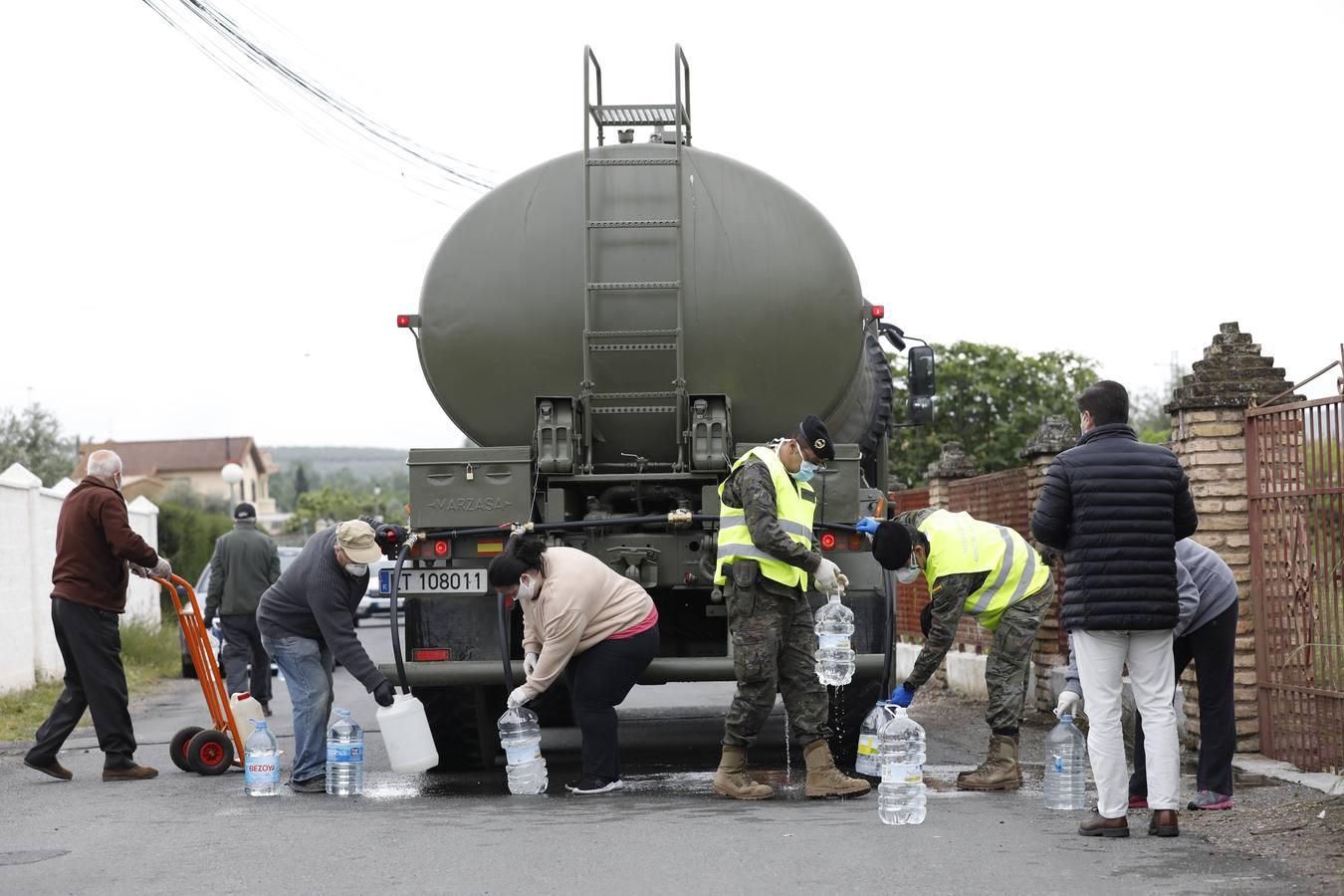 El reparto de agua potable en Córdoba, en imágenes