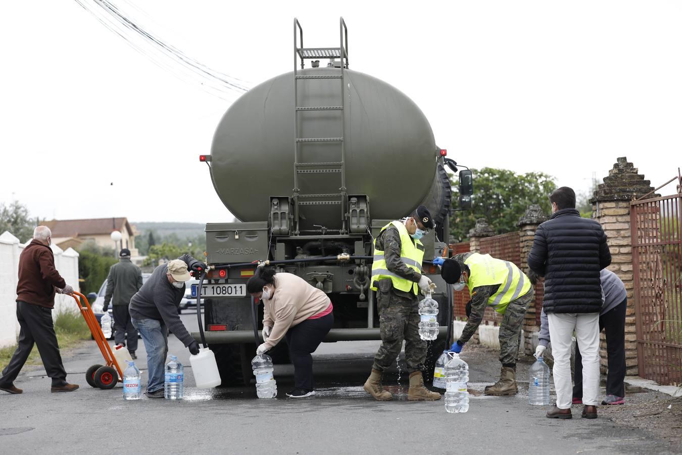 El reparto de agua potable en Córdoba, en imágenes