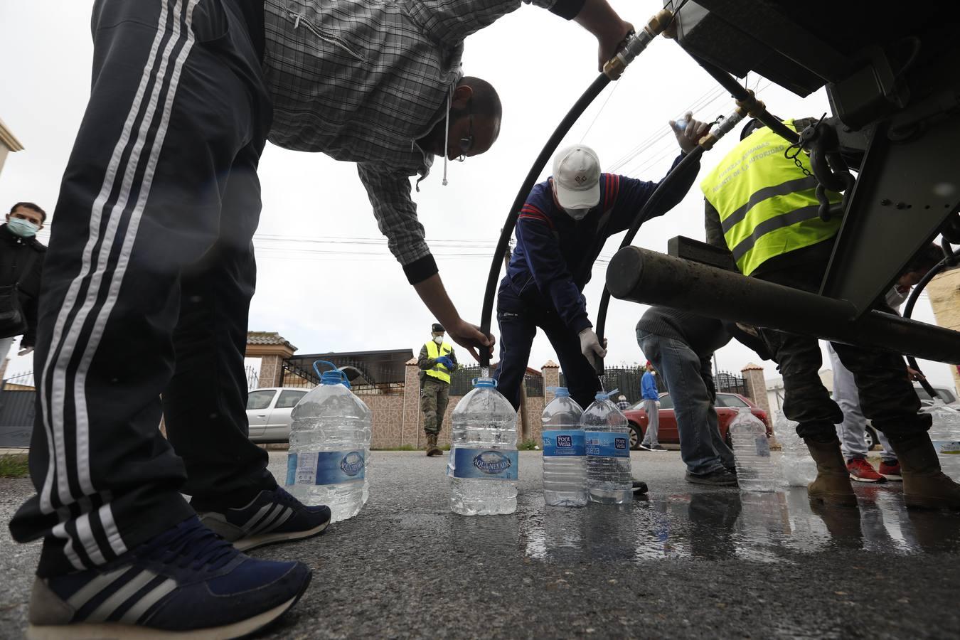 El reparto de agua potable en Córdoba, en imágenes