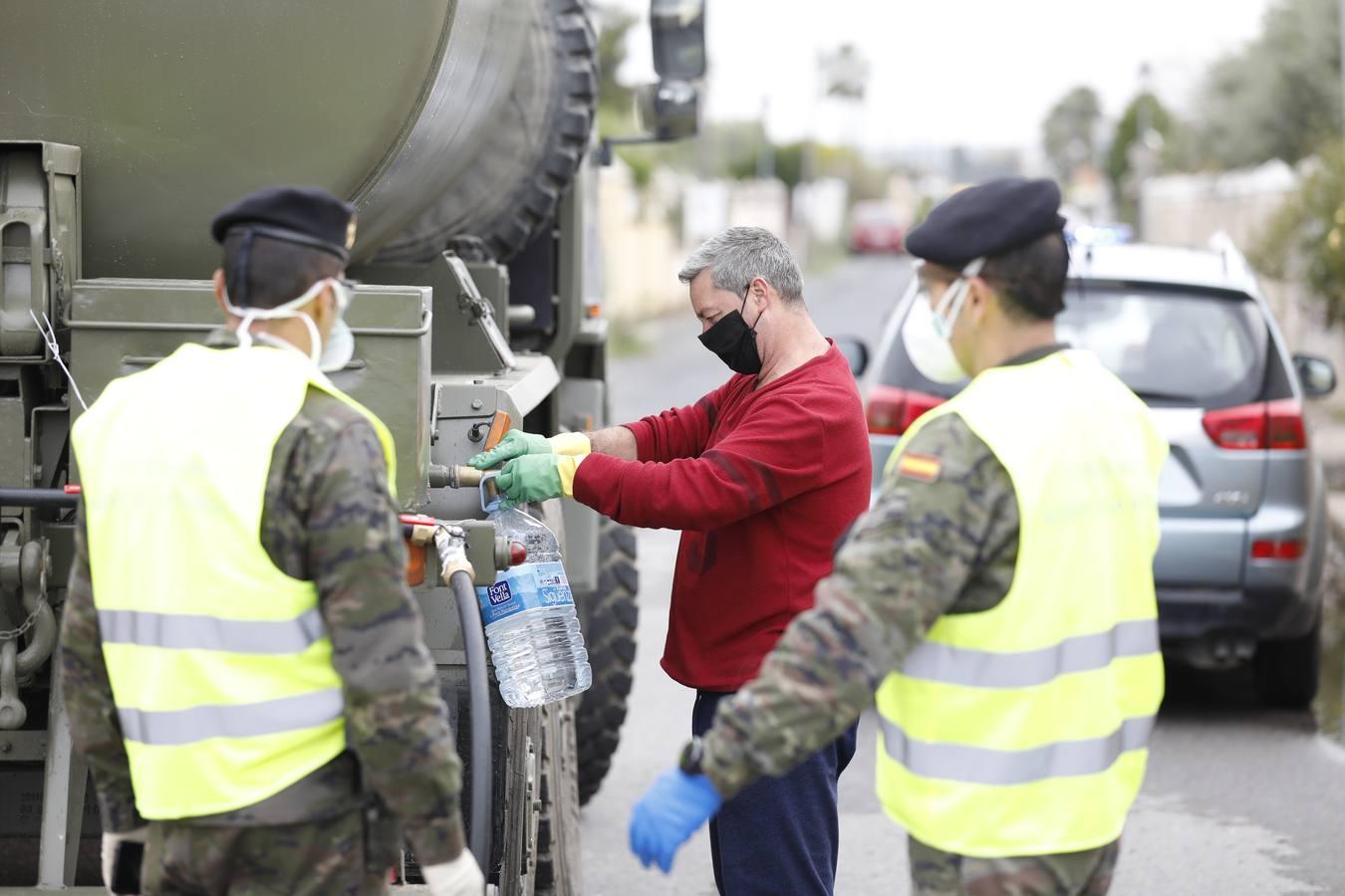 El reparto de agua potable en Córdoba, en imágenes