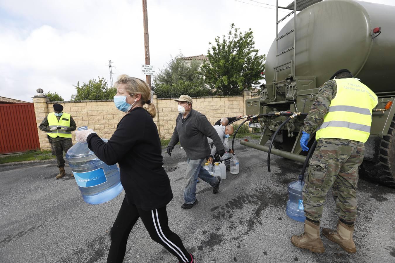 El reparto de agua potable en Córdoba, en imágenes