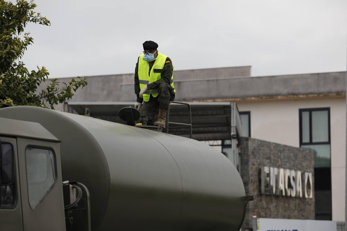 El reparto de agua potable en Córdoba, en imágenes