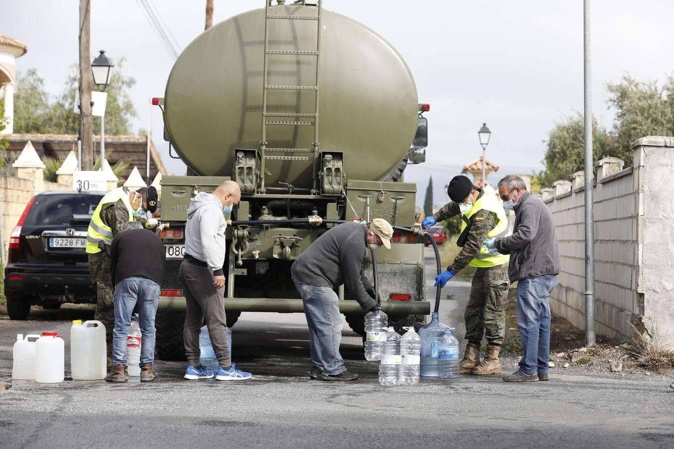 El reparto de agua potable en Córdoba, en imágenes