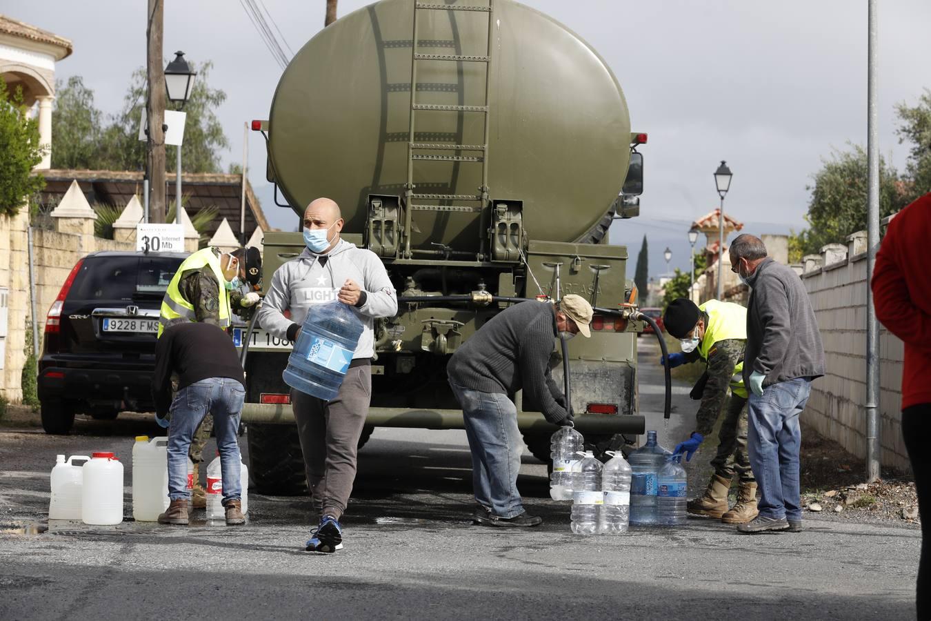 El reparto de agua potable en Córdoba, en imágenes