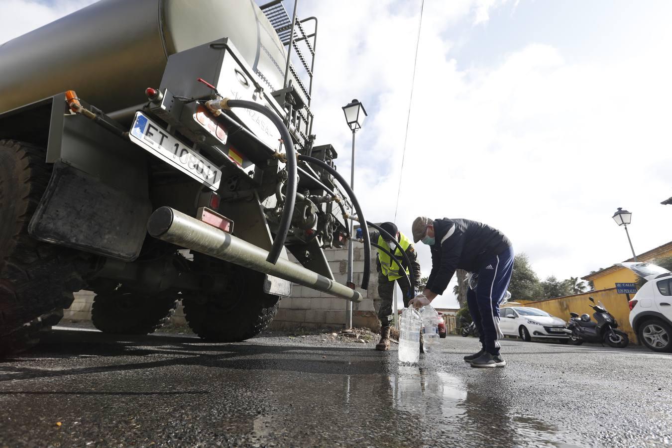 El reparto de agua potable en Córdoba, en imágenes