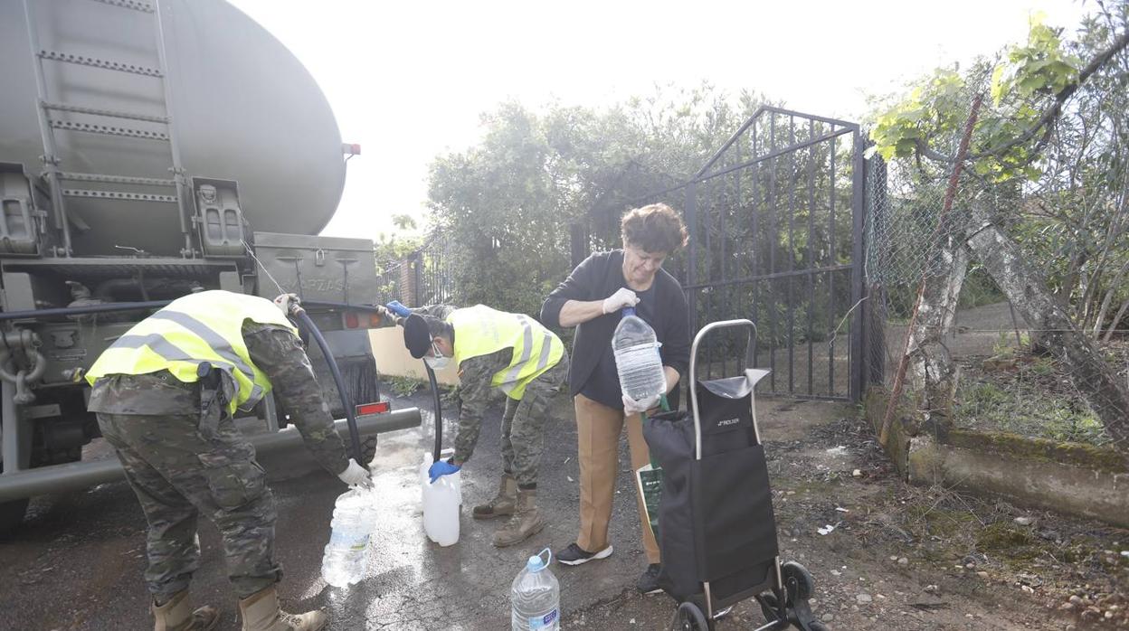 El reparto de agua potable en Córdoba, en imágenes