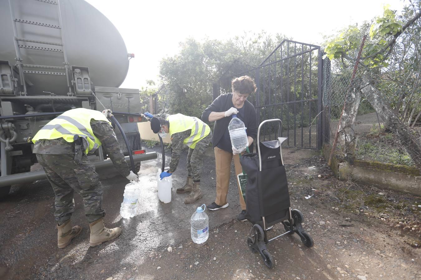 El reparto de agua potable en Córdoba, en imágenes