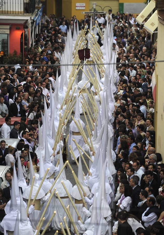 Nazarenos de la Amargura por calle Feria. 