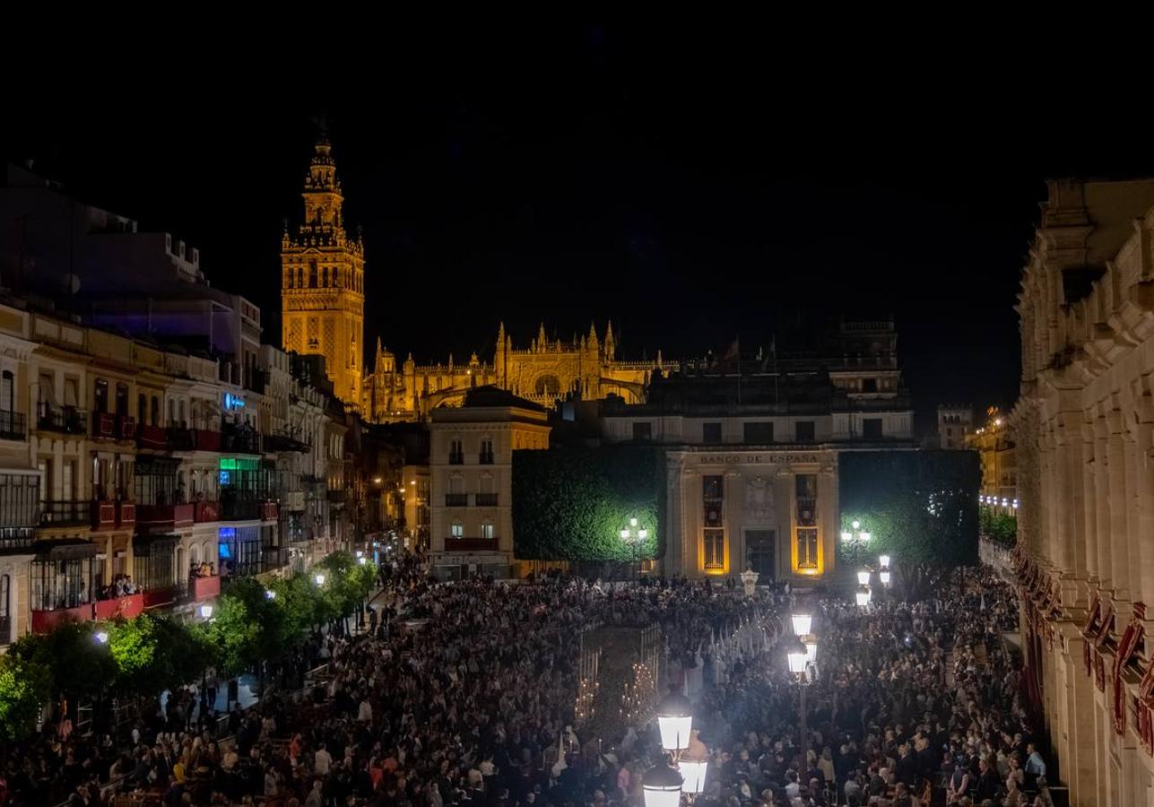 María Santísima de la Amargura de la Hermandad de la Amargura a su paso por la Plaza de San Francisco