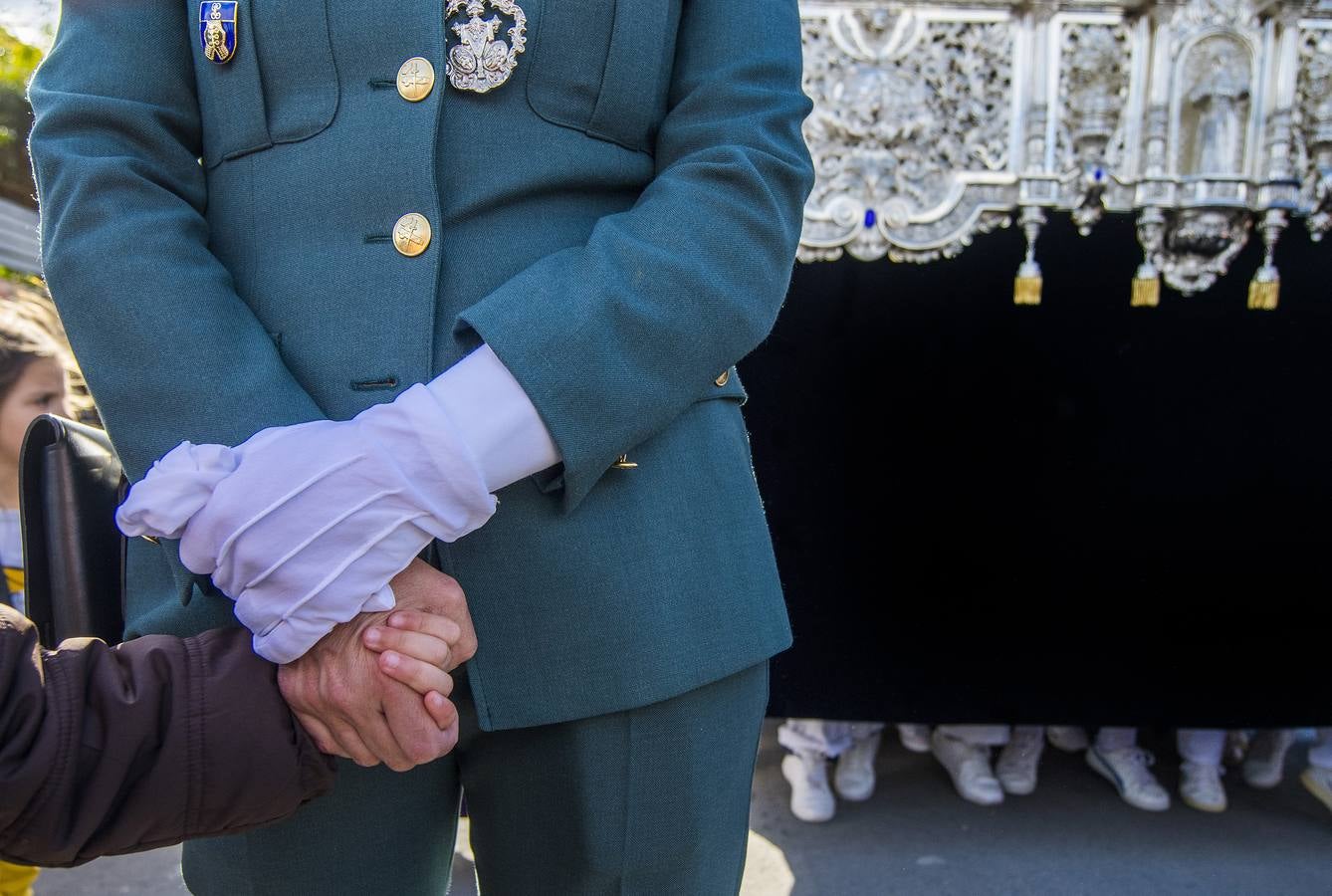 Un guardia civil acompaña al palio de la Virgen de los Dolores de la Hermandad de Torreblanca