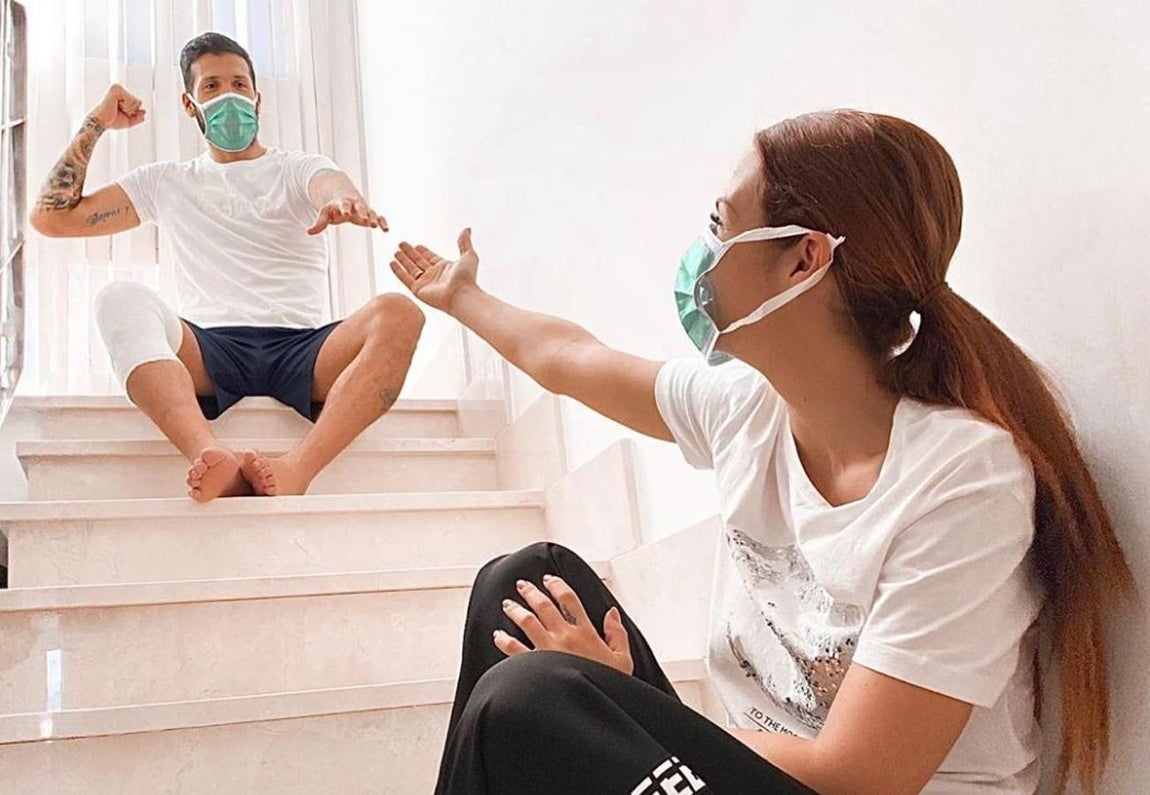 Tamara Gorro y Ezequiel Garay. Tras dar positivo en coronavirus, el futbolista se encuentra aislado en su hogar para no contagiar a su mujer ni a sus hijos.