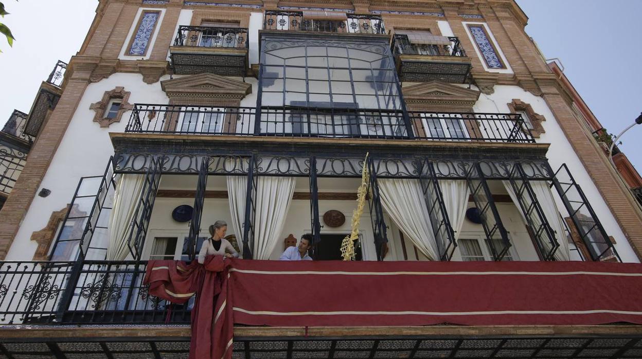 Coronavirus en Sevilla: los balcones se engalanan para vivir una Semana Santa sin procesiones